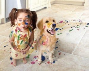 enfant chien bêtise peinture